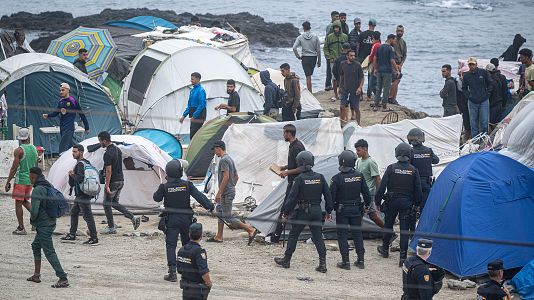 Segunda fase de desalojo de migrantes en la playa del Trampol�n, Ceuta