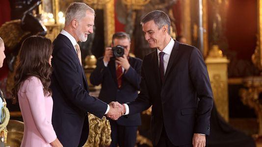 Saludo entre el rey y Pedro S�nchez en el Palacio Real