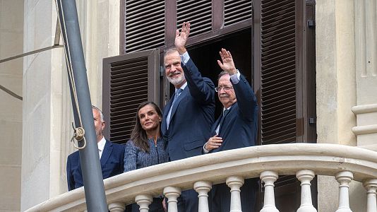 EuropaPress_7842497_reyes_felipe_vi_letizia_presidente_ceuta_juan_jesus_vivas_saludan_balcon_visita
