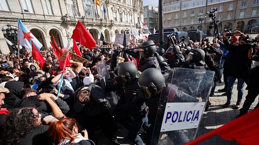 Cargas policiales en una protesta contra la presencia de Abascal en A Coru�a
