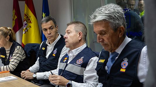 El presidente del Gobierno, Pedro S�nchez, junto con el presidente de Castilla-La Mancha, Emiliano Garc�a-Page, en la reuni�n del CECOPI.