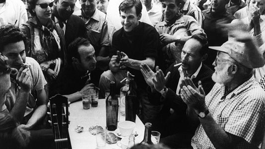 Hemingway (d), con un grupo de amigos en una terraza de la plaza del Castillo, en los sanfermines en 1959