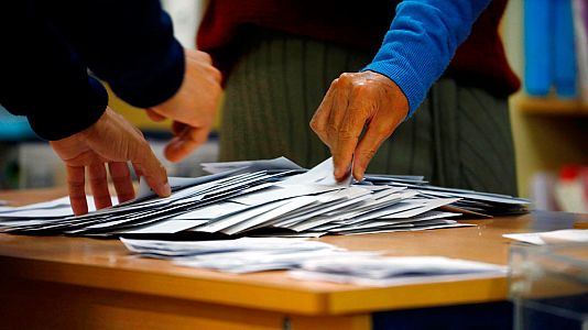 Recuento de votos, tras el cierre de las urnas, en un colegio electoral este 10 de noviembre.