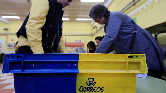 Imagen de archivo  un funcionario de correos hace entrega de los votos por correo en una mesa electoral