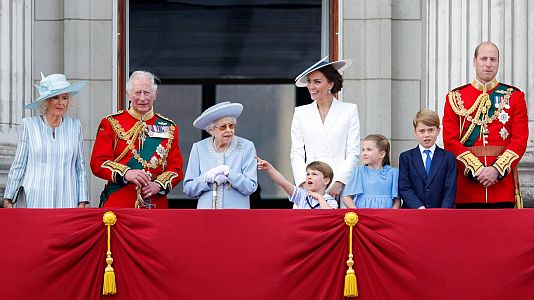 El rey Carlos y su esposa, Camila, en el balcn del palacio de Buckingham junto a la ya fallecida Isabel II y a la familia del heredero al trono, Guillermo de Gales