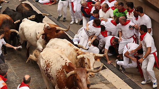 Los toros de la ganadera La Palmosilla pasan por el tramo que va desde el final de la cuesta de Santo Domingo a la curva de Mercaderes, en el primer encierro de los sanfermines 2023.