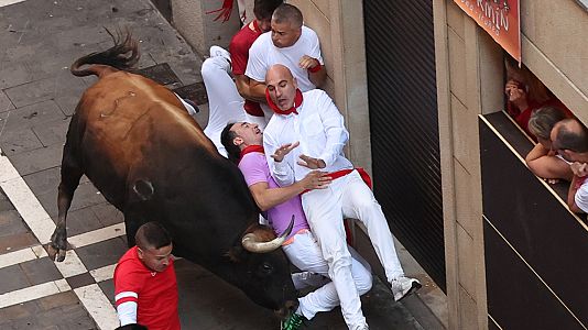 Mozos acorralados en el tramo la curva de Mercaderes al inicio de Estafeta, durante el cuarto encierro de los sanfermines 2023 protagonizado este lunes por la ganadera de Fuente Ymbro