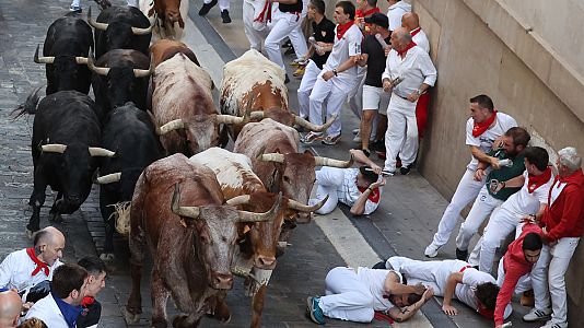 Toros de la ganadera extremea Jandilla protagonizan el inicio del sexto encierro de Sanfermines