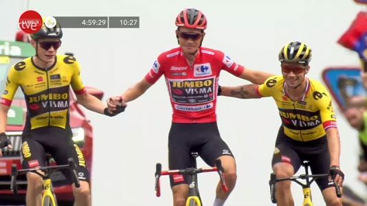 Kuss, Vingegaard y Roglic  el abrazo de los ganadores de las tres grandes vueltas en 2023