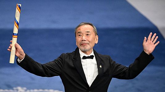 El escritor japons Haruki Murakami reacciona en el escenario tras recibir el Premio Princesa de Asturias de las Letras 2023