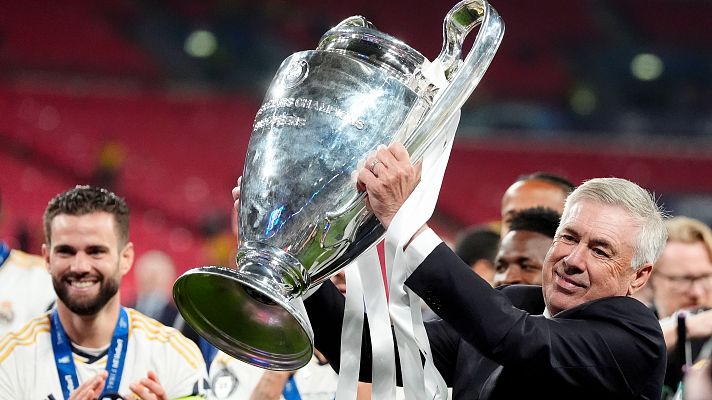 Carlo Ancelotti levanta la copa de Champions