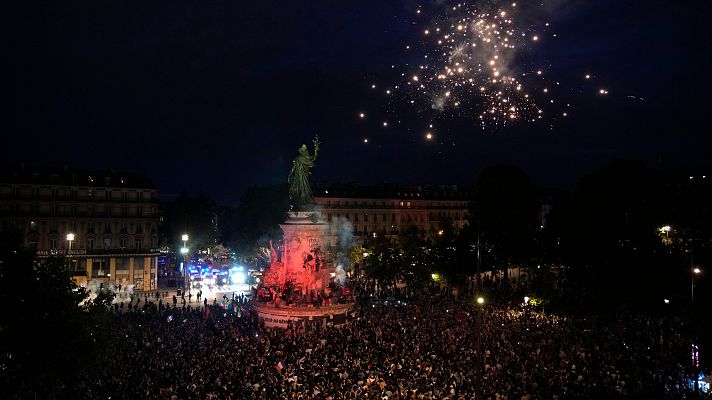 Miles de personas celebran la victoria de la extrema izquierda en Francia