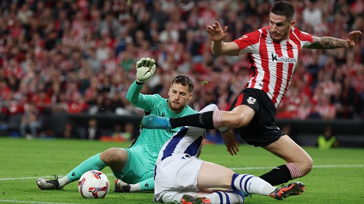 Sancet, en una accin ofensiva del Athletic ante la Real Sociedad