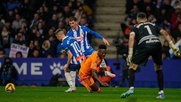 El delantero del Real Madrid Vinicius cae ante los defensores del Espanyol