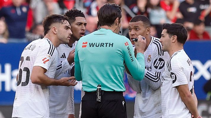 Los jugadores del real Madrid rodean al rbitro en el Osasuna - Real Madrid de Liga.