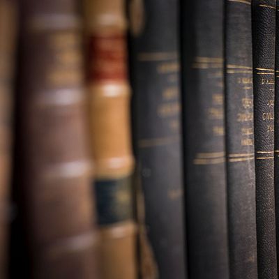 Preguntas a la historia - Qu acontecimiento histrico enmarca el desenlace de la ltima novela de lvaro Pombo Santander, 1936? - 21/03/25