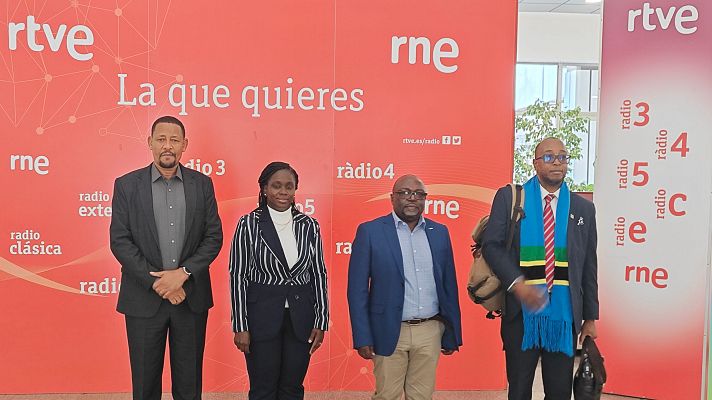 La delegaci�n de la TCB posa en la Casa de la Radio