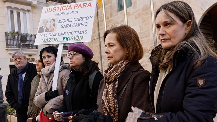 Asociaciones de v�ctimas de la dana protestan ante las Corts