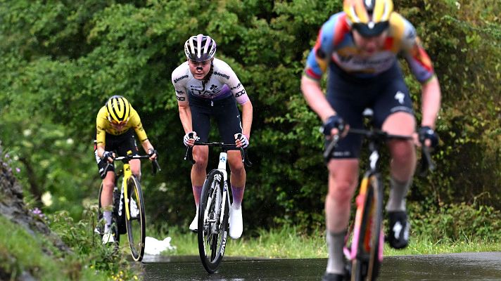 Blasi, detr�s de Van der Breggen en la subida a Les Praeres