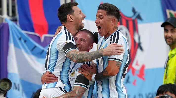 El jugador argentino Alexis Mac Allister, en el centro, celebra su gol ante Suiza rodeado por Lionel Messi, izquierda, y Enzo Fernandez durante el partido de cuartos de final de la Copa del Mundo.