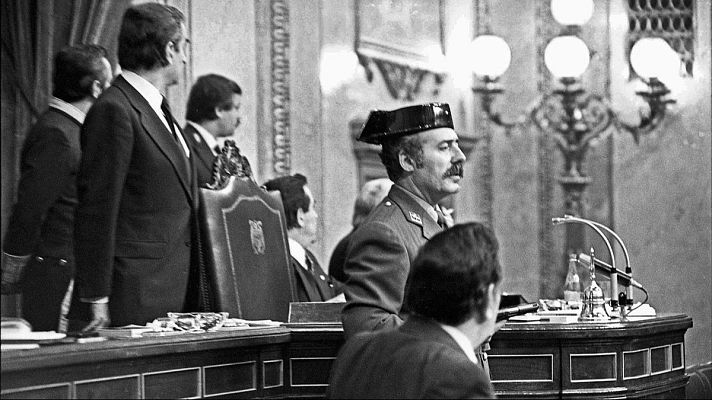 Imatge del general Antonio Tejero perpetrant el cop d'estat el 23F de 1981 al Congr�s dels Diputats
