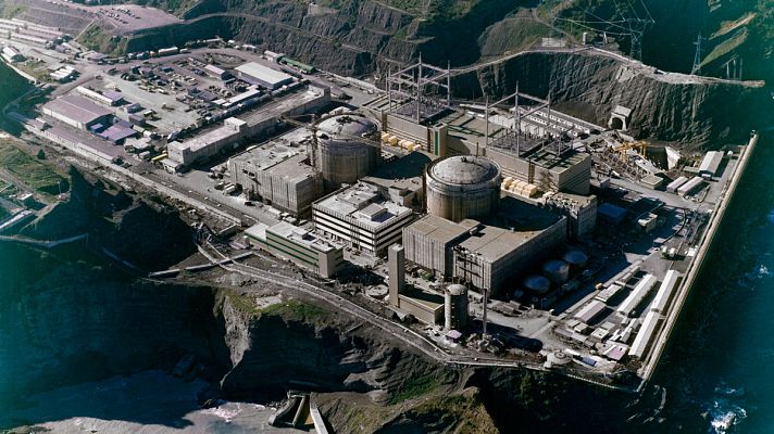 Vista a�rea de la central nuclear de Lem�niz, donde la construcci�n de la segunda fase se paraliz� en 1984