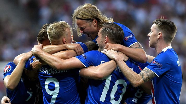 Los islandeses celebra el gol del triunfo contra Inglaterra