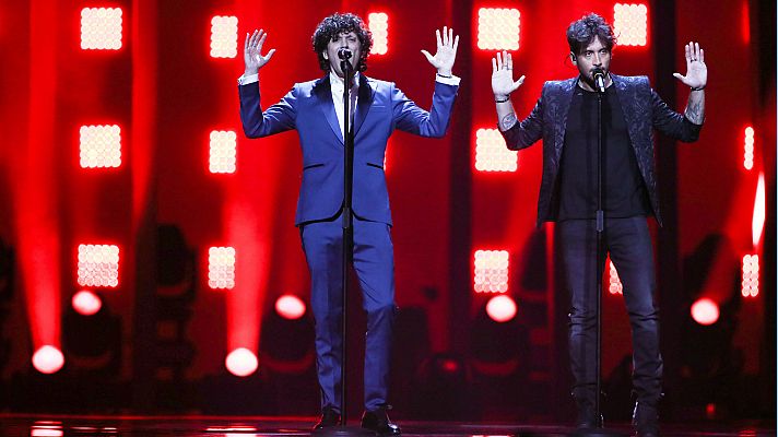 Eurovisin - Italia  Ermal y Fabrizio cantan  Non mi avete fatto niente  en la final de Eurovisin 2018