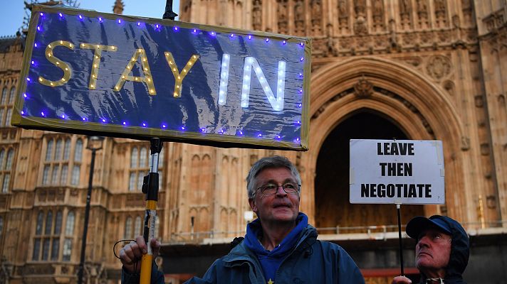 Un detractor y un partidario del 'Brexit' se manifiestan frente al Parlamento britnico en octubre