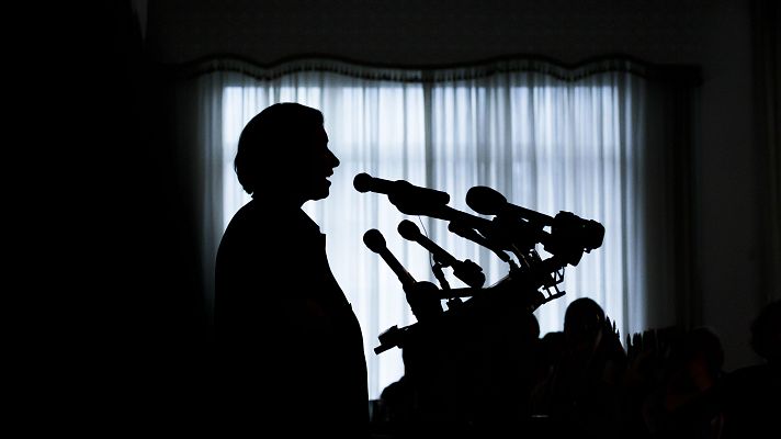 La silueta de la candidata Amy Klobuchar durante su mitin de campaa en Nueva Hampshire