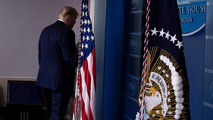 Donald Trump abandona la sala de prensa de la Casa Blanca