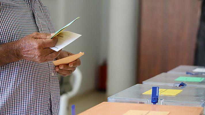 Elecciones Generales 2023  Un hombre inserta la papeleta en la urna
