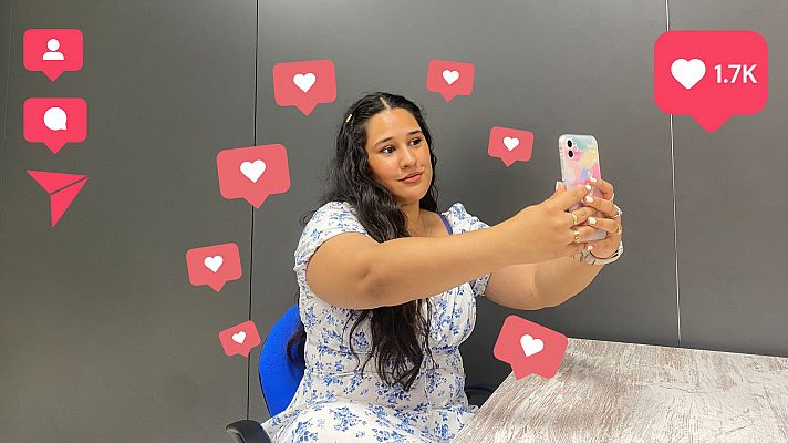 Chica haci�ndose un selfie para conseguir me gustas en las redes sociales