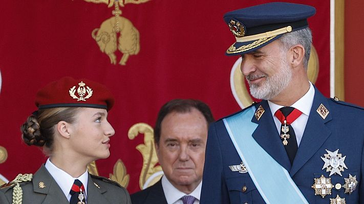 Desfile del 12 de Octubre  La princesa de Asturias, Leonor y el rey Felipe VI se miran sonriendo durante el desfile