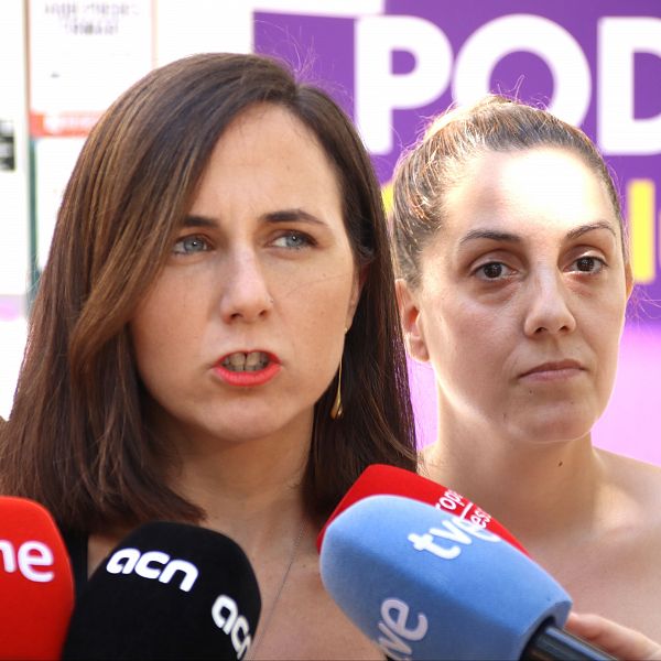 La secretria general de Podem, Ione Belarra, en una atenci a mitjans a Barcelona acompanyada de la coordinadora de Podem a Catalunya, Conchi Abelln | ACN