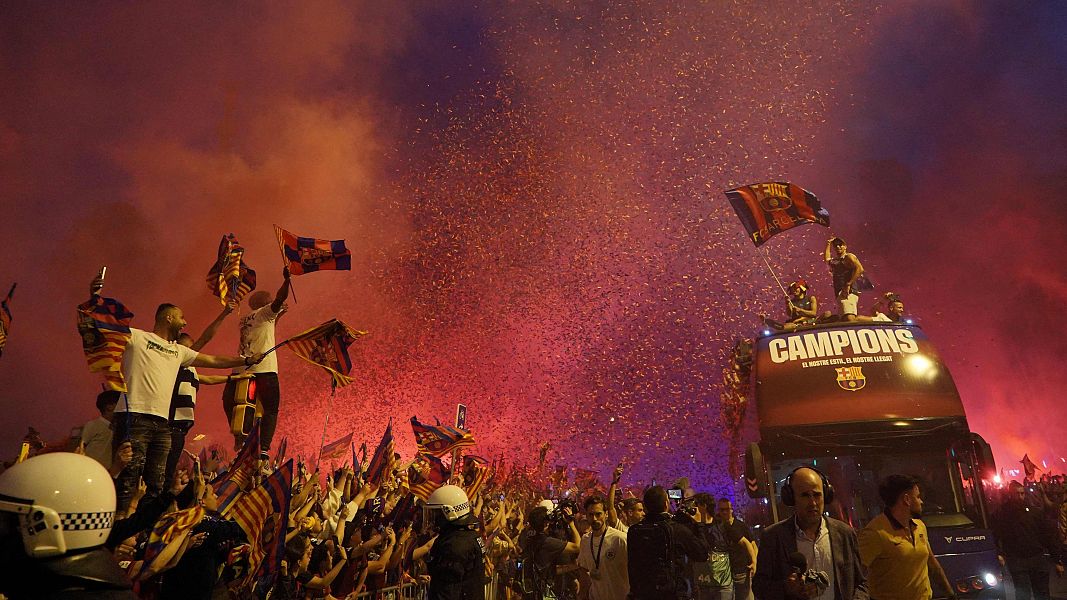 Els jugadors del Bara celebren la 28a Lliga amb una rua per Barcelona | AFP