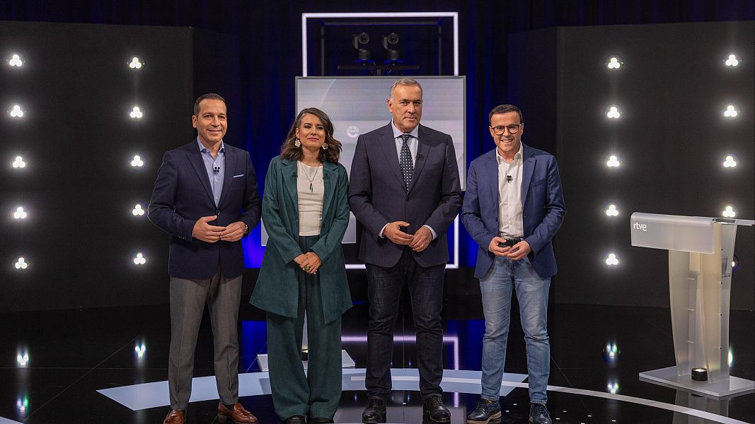Debate de RTVE con motivo de las elecciones extreme�as, con los candidatos de Vox, �scar Fern�ndez; de PSOE, Miguel �ngel Gallardo, y Unidas por Extremadura, Irene de Miguel.