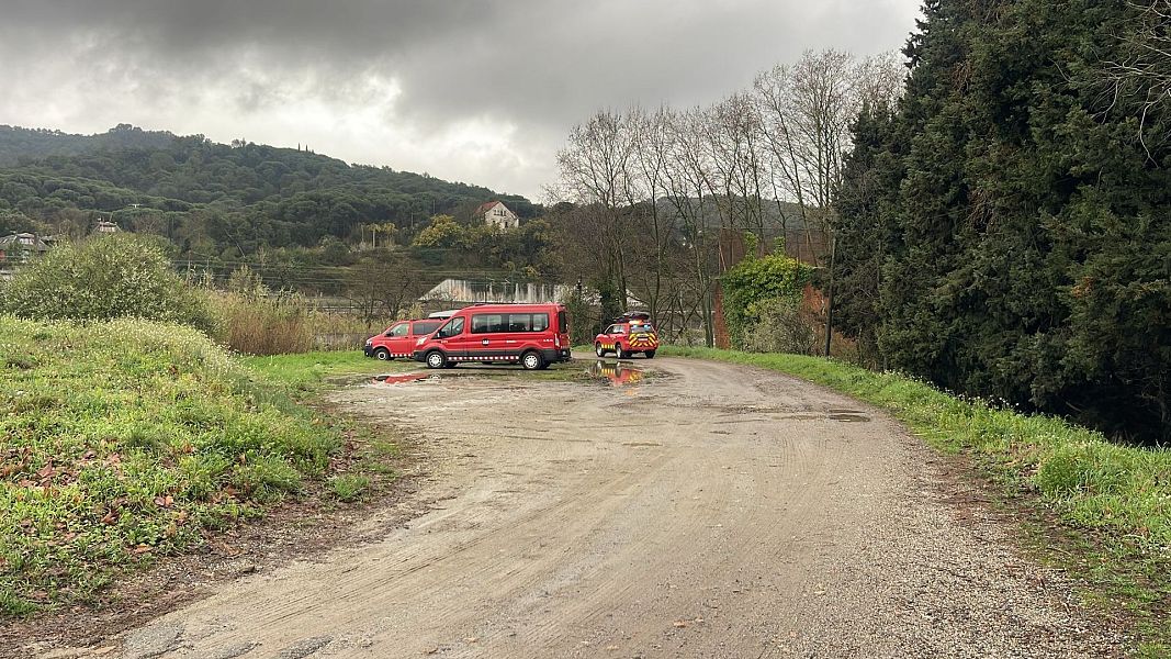 Equips dels Bombers de la Generalitat que participen a la recerca d'una persona a la riera de Giol