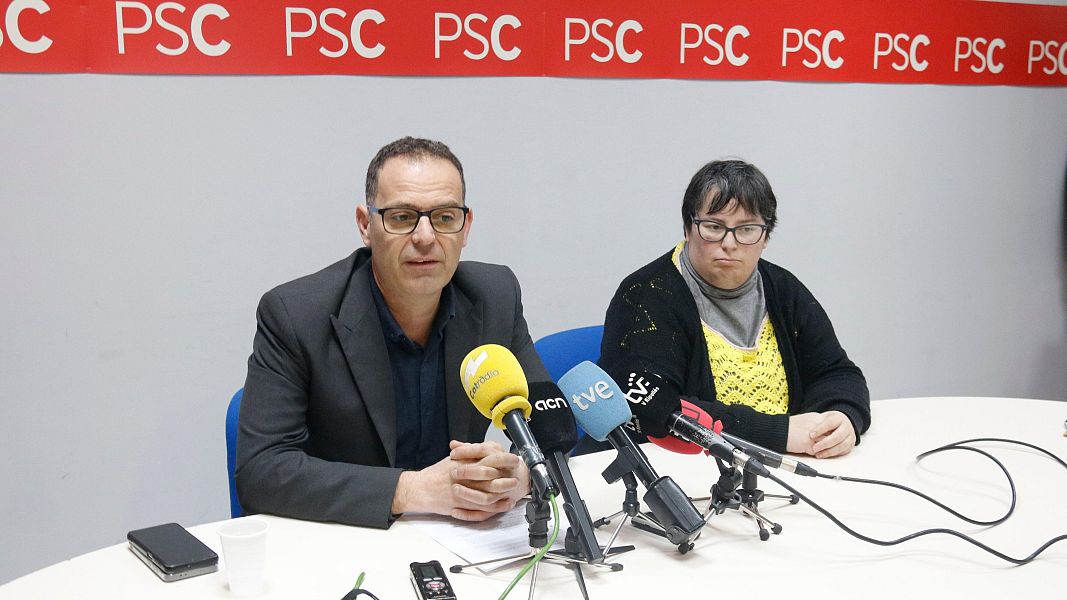 Enric P�rez, portaveu del PSC de Ripoll, acompanyat per Anna Bel�n Avil�s, regidora del PSC de Ripoll