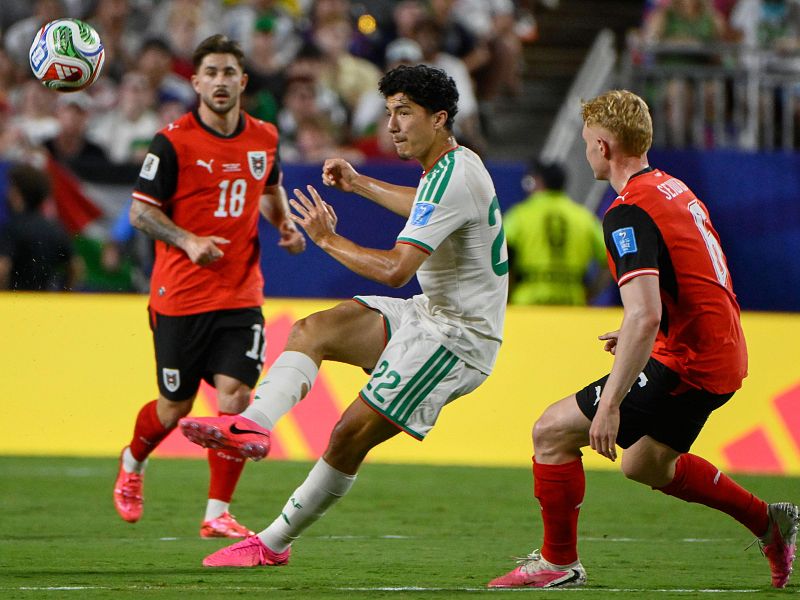 Ibrahim Maza, de Argelia (22), pasa el bal�n durante el partido del Grupo J del Mundial entre Argelia y Austria