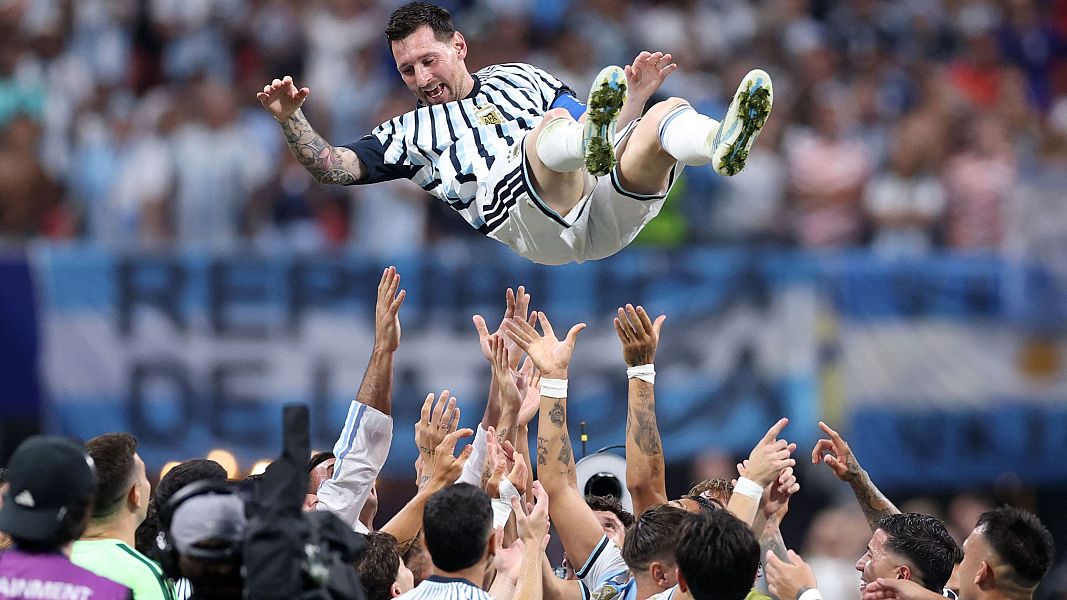 Leo Messi, manteado tras la �pica remontada de Argentina ante Egipto en el Mundial 2026