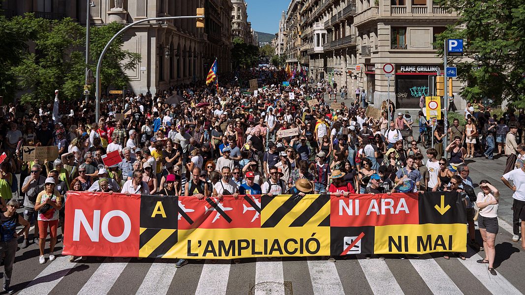 Cap�alera de la manifestaci� contra l'ampliaci� de l'Aeroport del Prat, al passeig de Gr�cia de Barcelona