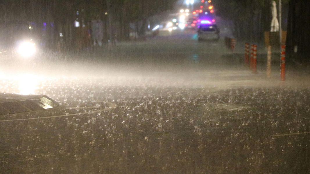La pluja cau amb for�a a Matar�, al Maresme