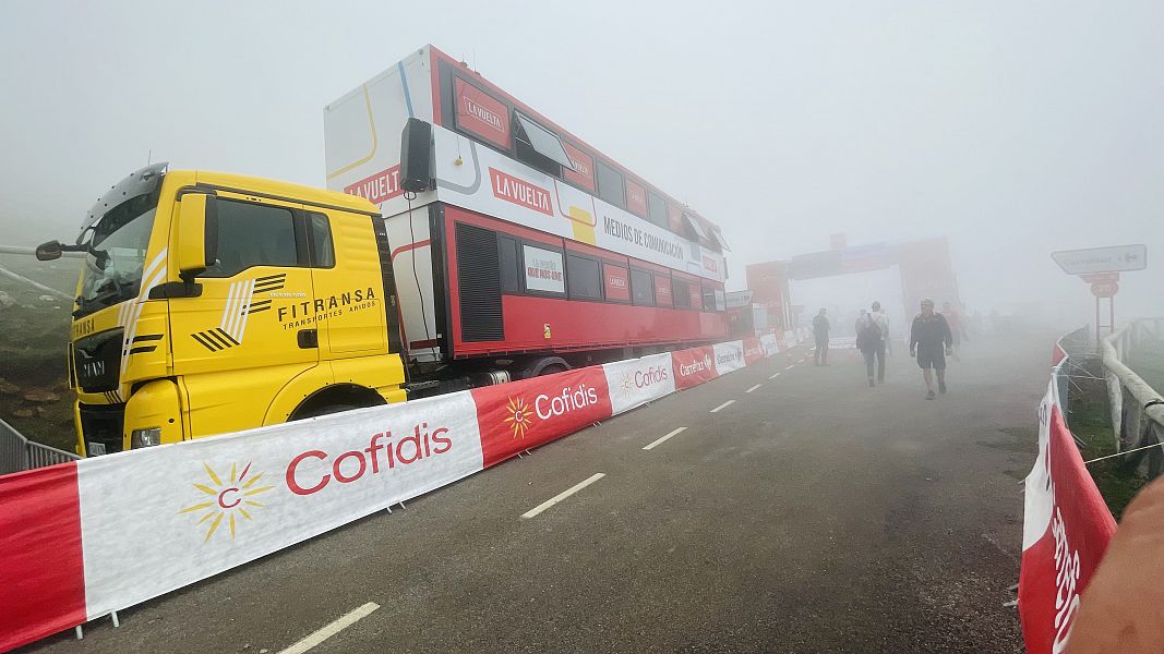 LaVuelta 2023  As sube hasta la cima de El Angliru el camin de los medios de comunicacin