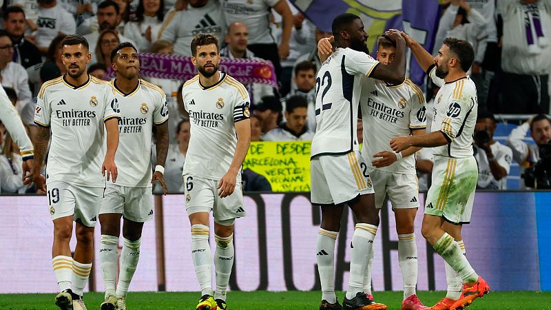 El Madrid celebra su goleada al Alavs