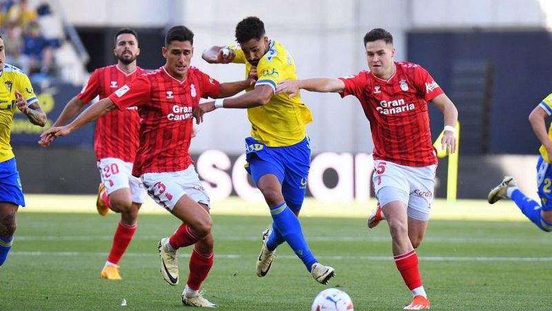 Cdiz y Las Palmas pelean por evitar la permanencia