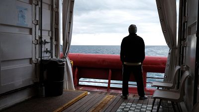 Un migrante rescatado por el Ocean Viking en las costas de Libia