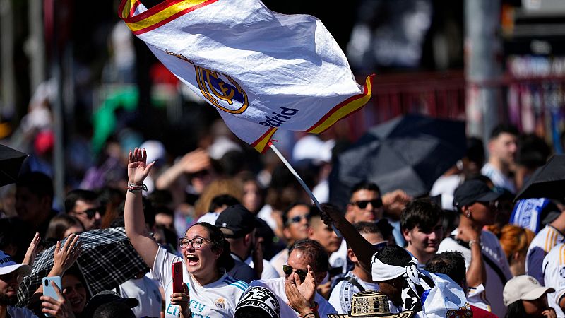 EuropaPress 6004114 supporters real madrid are seen at cibeles fount during celebration real madrid