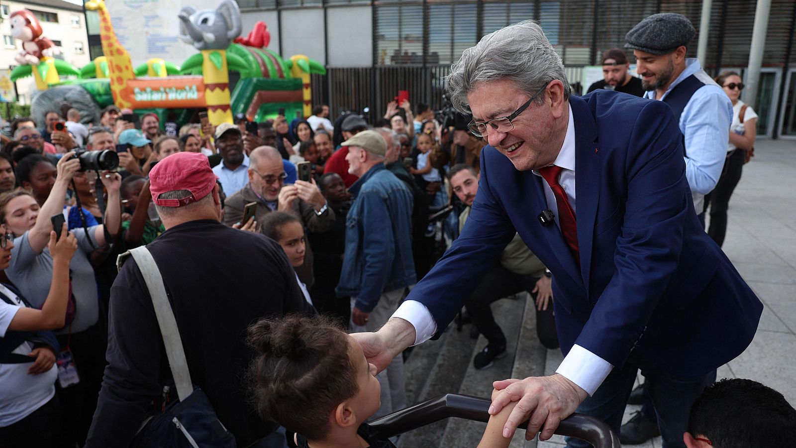 Melenchon saluda a simpatizantes en las elecciones legislativas