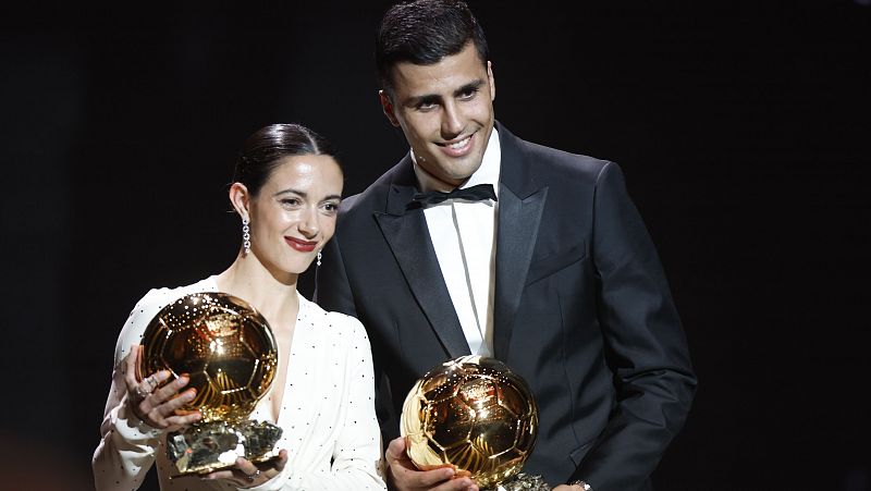 Aitana Bonmat y Rodri Hernndez posan con el Baln de Oro 2024